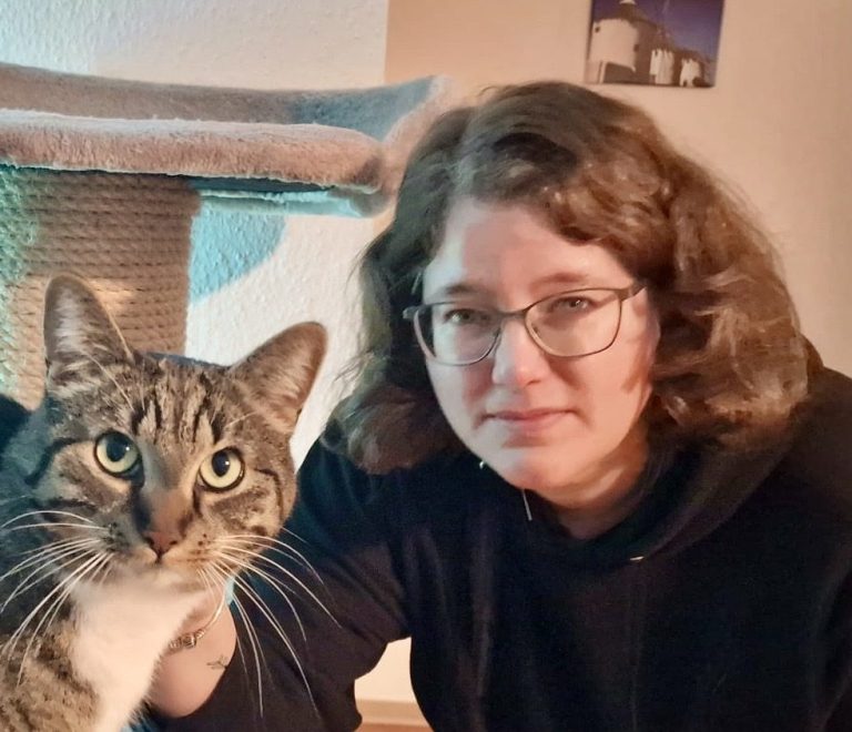 Desiree mit Rocky, der Angstkatze